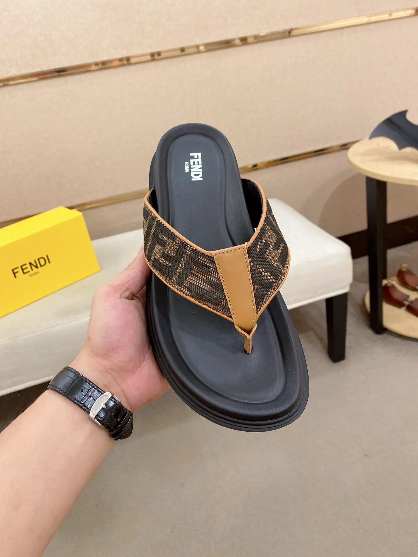 Factory price: 320💰 [Fendi Slippers] High-end brand of men's shoes, official website 1:1 latest masterpiece: original mold customization, the fabric is made of imported original materials, upgraded outsole, lighter and non-slip. The market's top quality, simple yet tasteful, a must-have for fashionistas, fashionable at your feet, full of confidence, the same style at the counter 👍The season of summer slippers is here. Code: 38-44 (45 is custom-made and cannot be returned or exchanged)